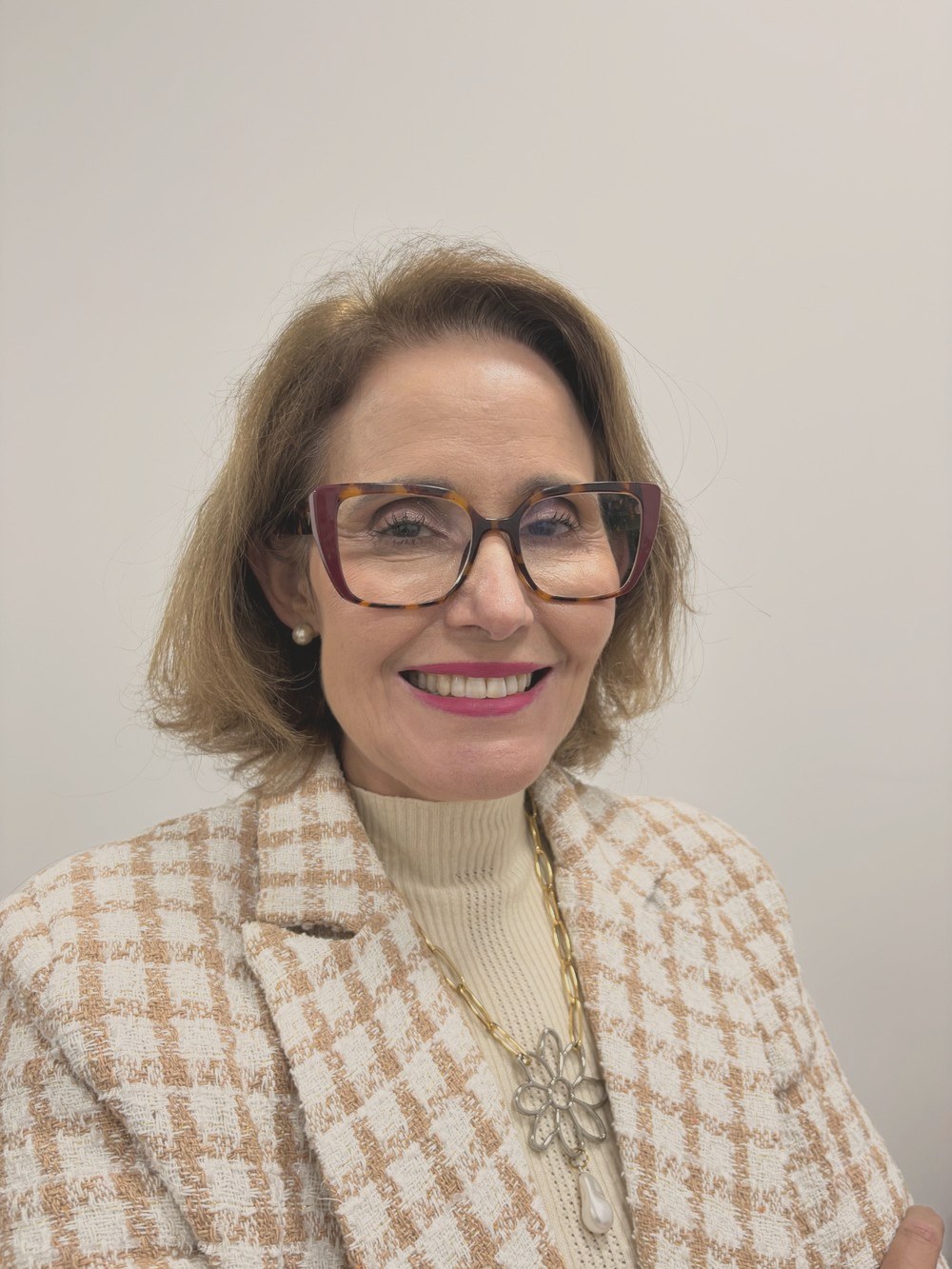 Adjacira Isabel Vazquez sorrindo no consultório
